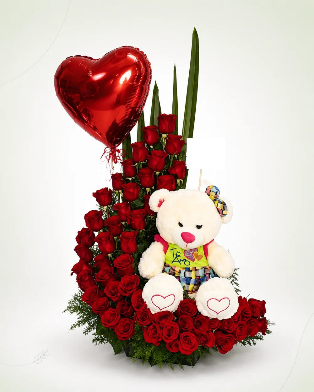 Arreglo floral con rosas rojas, peluche y globo de corazón para cumpleaños en Cali
