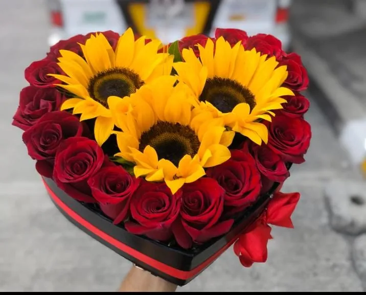 Box corazón de rosas y girasoles Cali