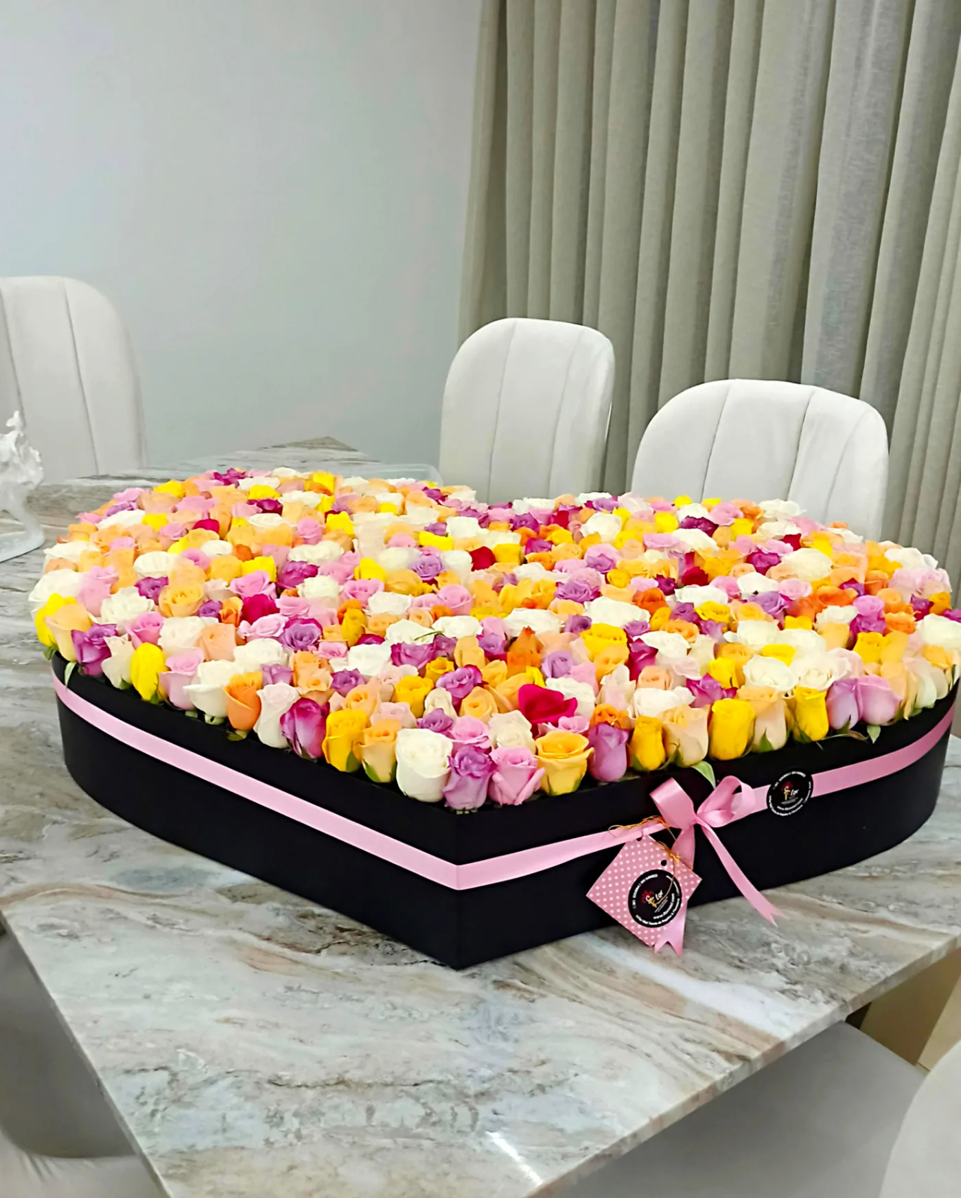 Caja de lujo con 300 rosas multicolor en forma de corazón Cali
