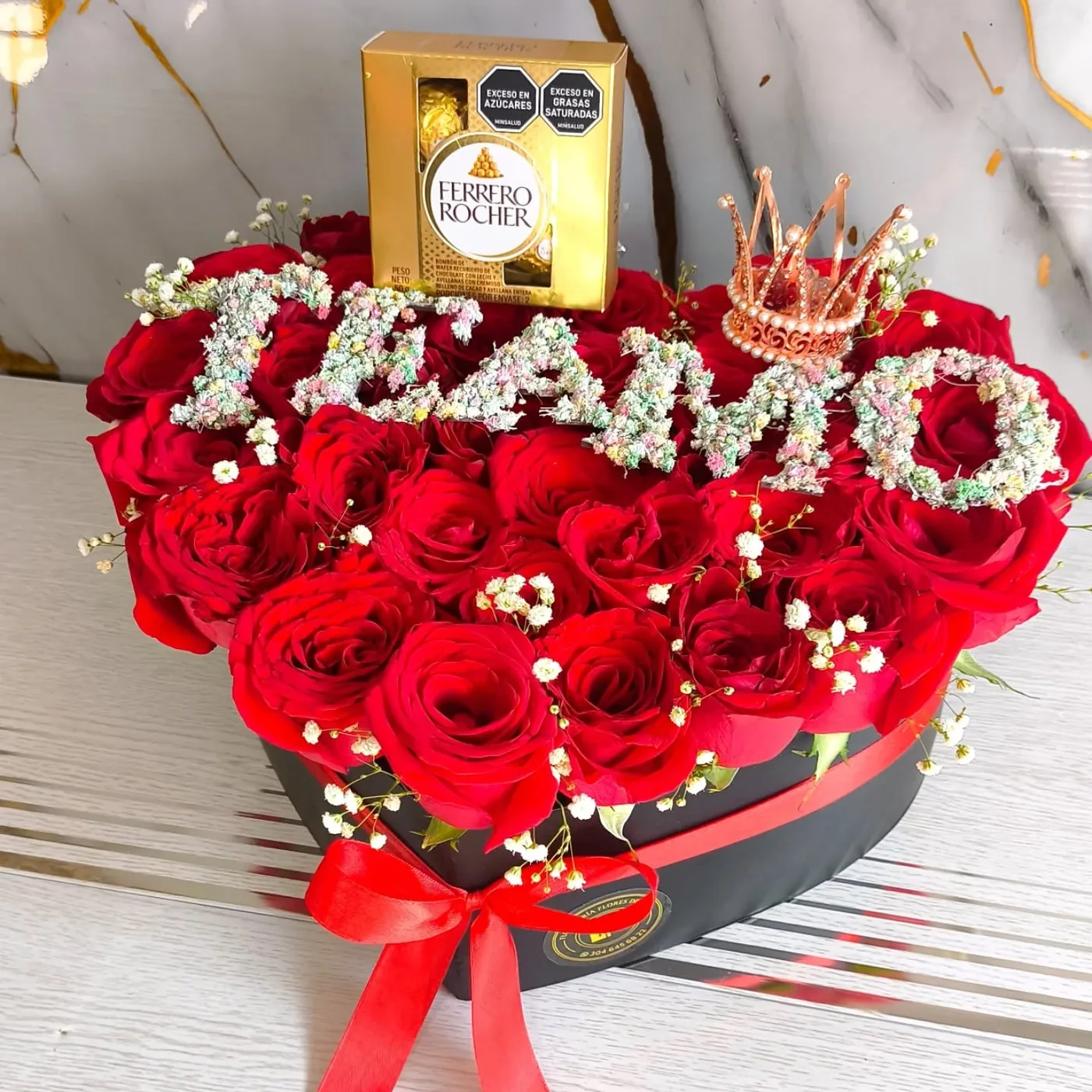 Caja corazón de rosas con chocolates Ferrero y globo Cali